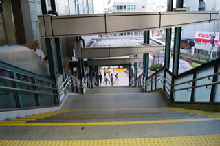 沿正面的楼梯下楼